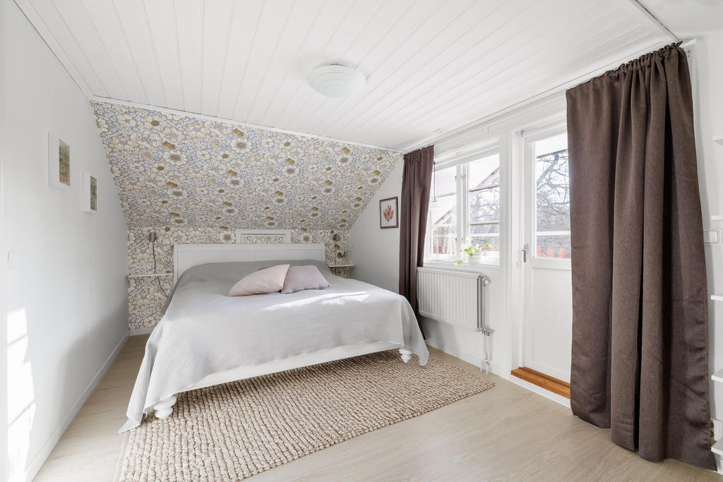 Sovrum 2 med utgång till balkongen