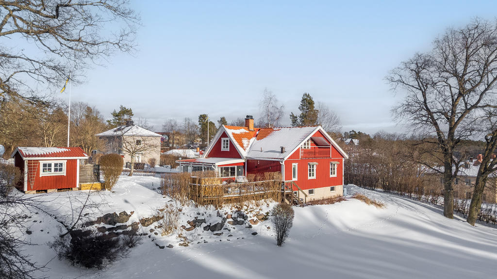 Stor trädgårdstomt med fina ytor