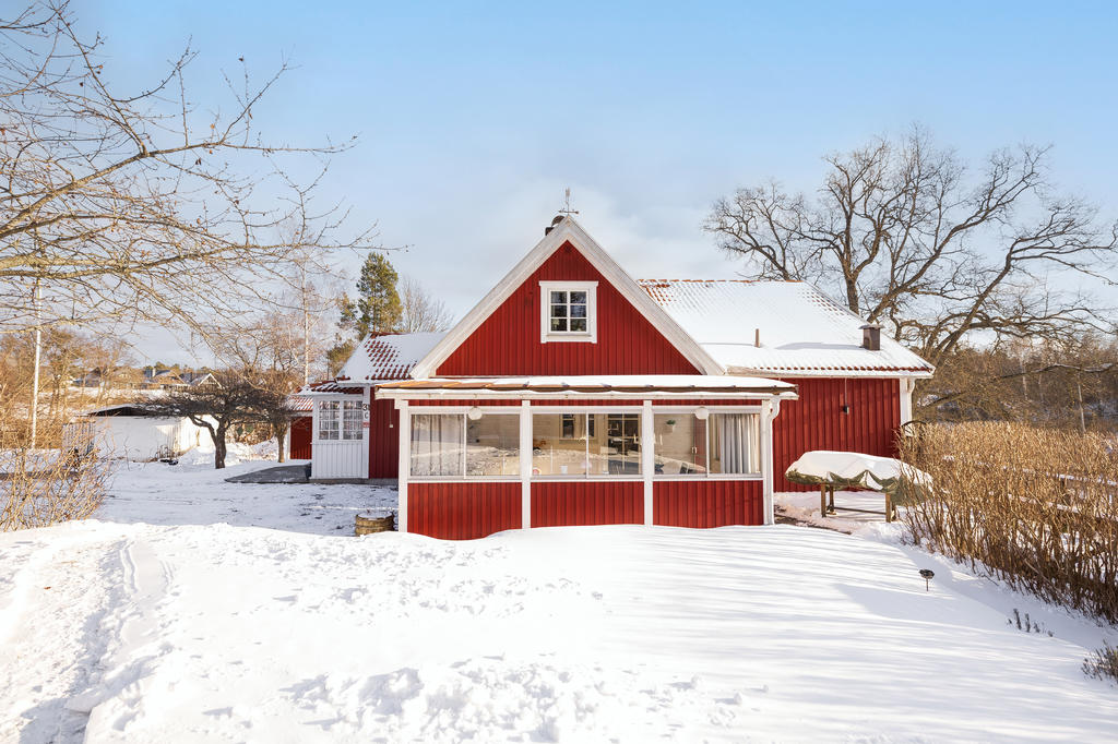 Inglasat uterum som leder ut till altandäck i läge för dag och kvällssol