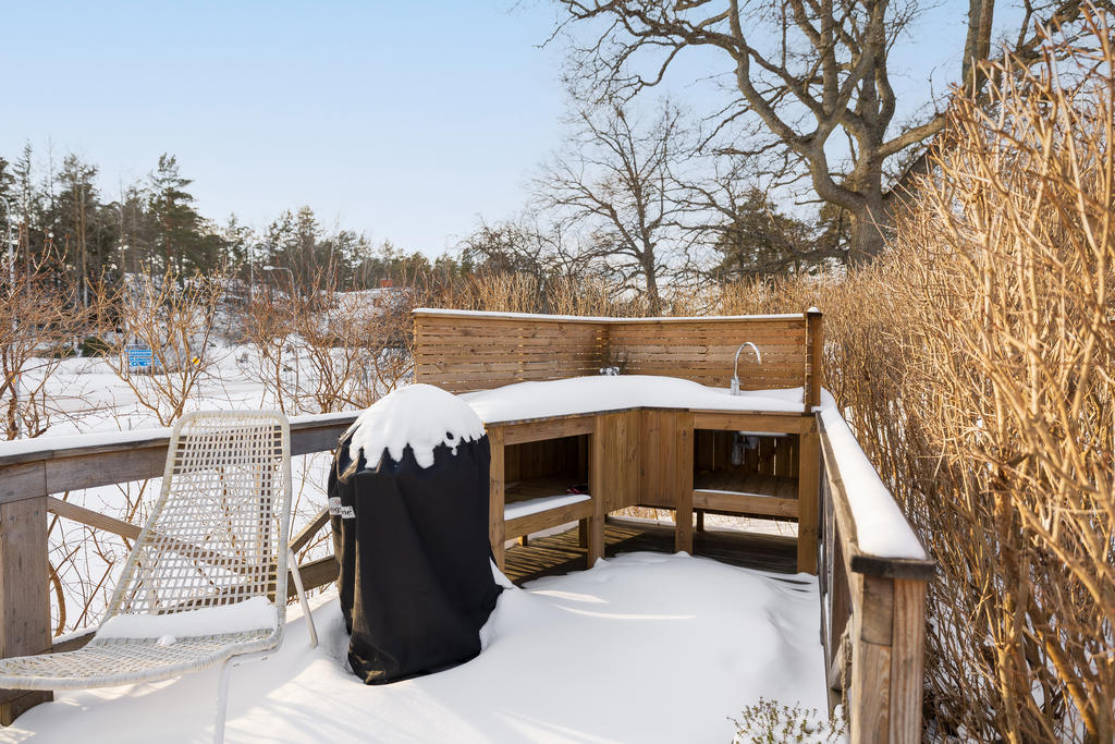 Utekök på altandäcket med dag och kvällssol