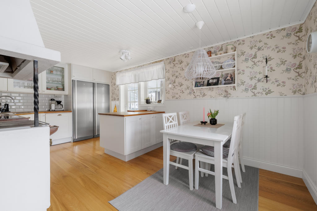 Hemtrevligt kvalitativt kök med mysig vedspis