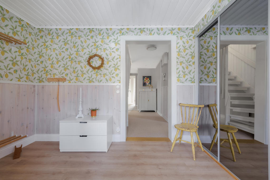 Rymlig hall med skjutdörrsgarderober