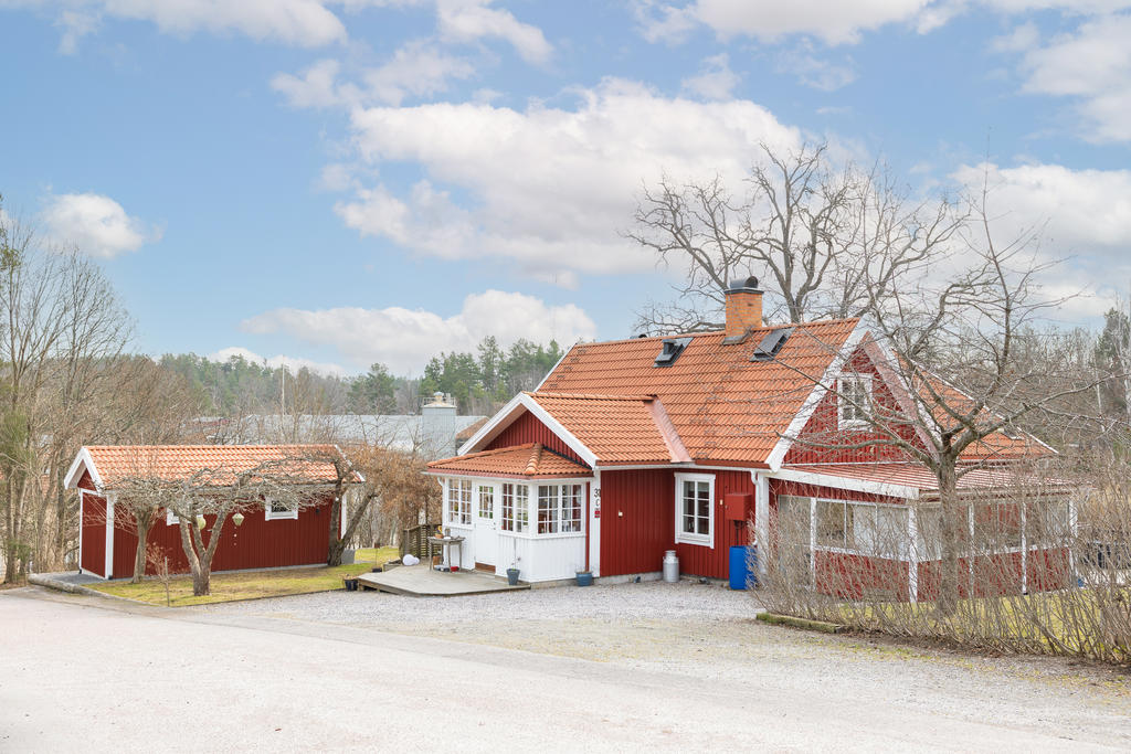 I utkanten av Gunnebo, med skogen som granne och naturen precis utanför dörren