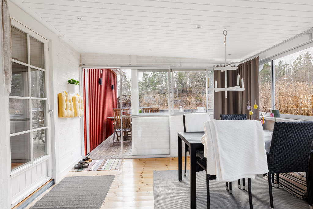 Stort inglasat uterum som används från tidig vår till sen höst