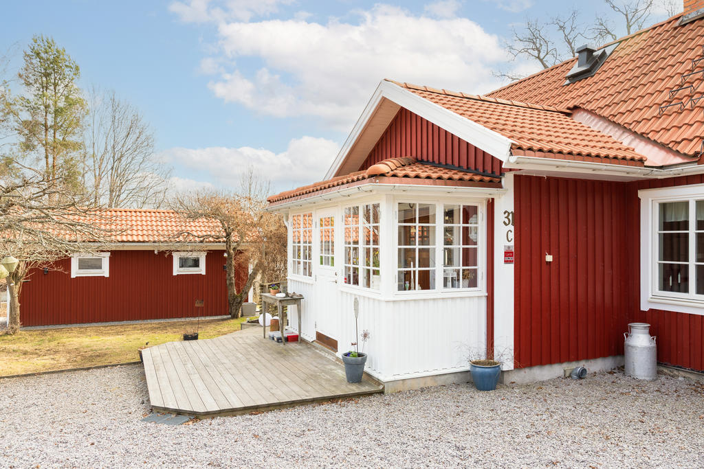 Vacker glasveranda som leder in till hallen