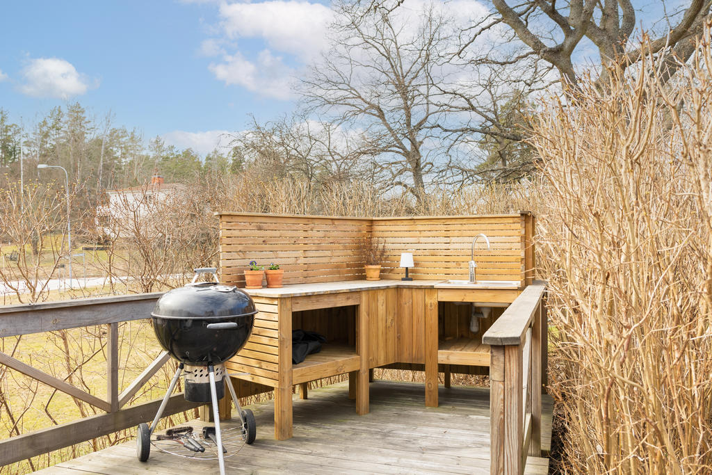 Utekök på altandäcket med dag och kvällssol