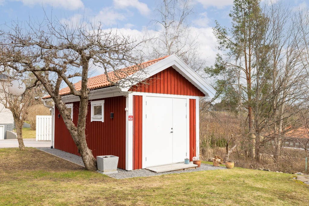 Attefallshus som idag fungerar som verkstad men som kan göras om till gästhus