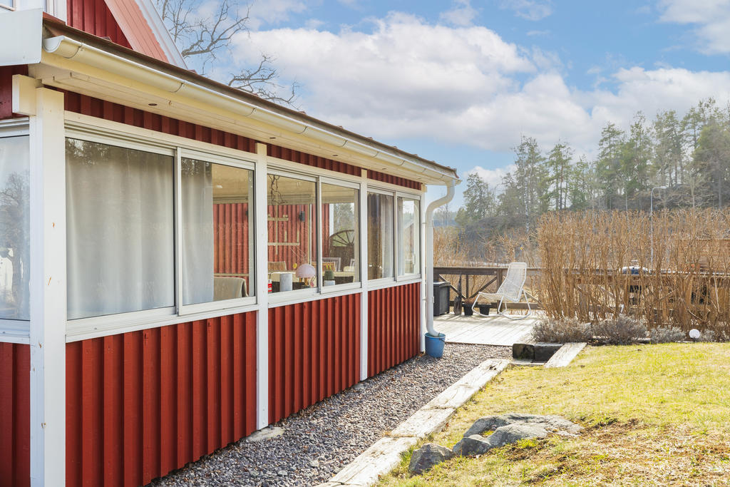 Inglasat uterum som leder ut till altandäck i läge för dag och kvällssol
