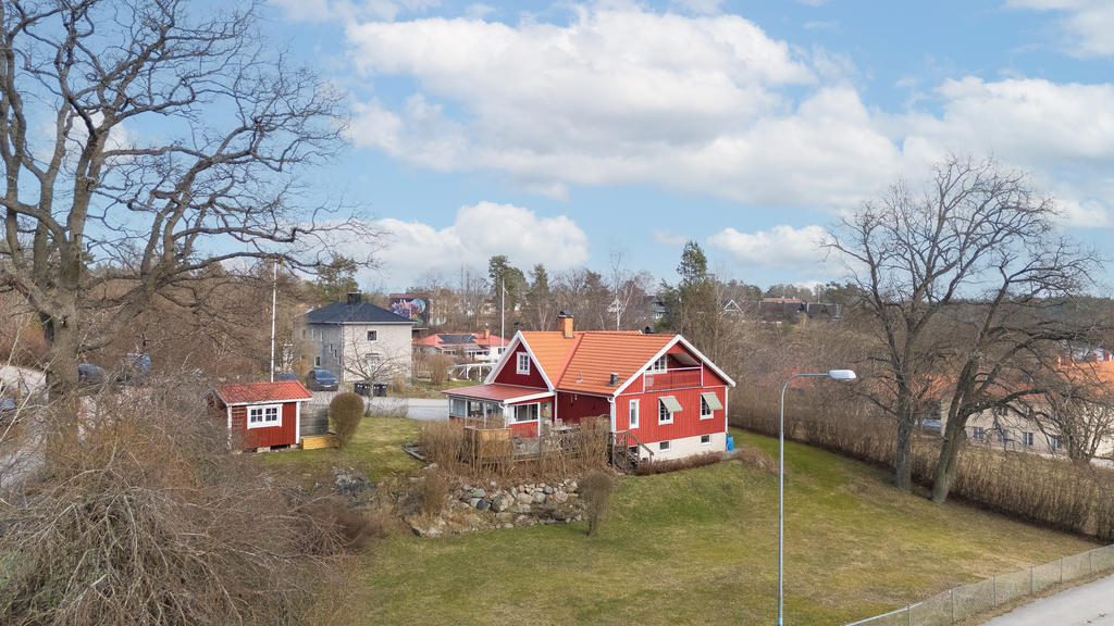 Stor trädgårdstomt med fina ytor