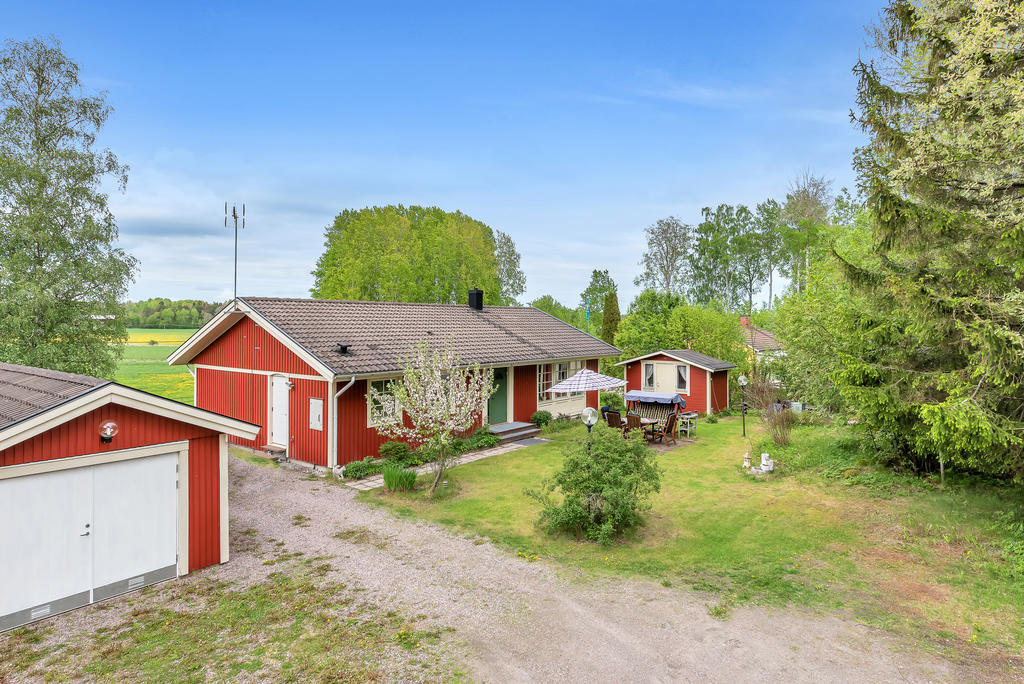 Exteriör. Vackert utsikt och praktiskt garage. 