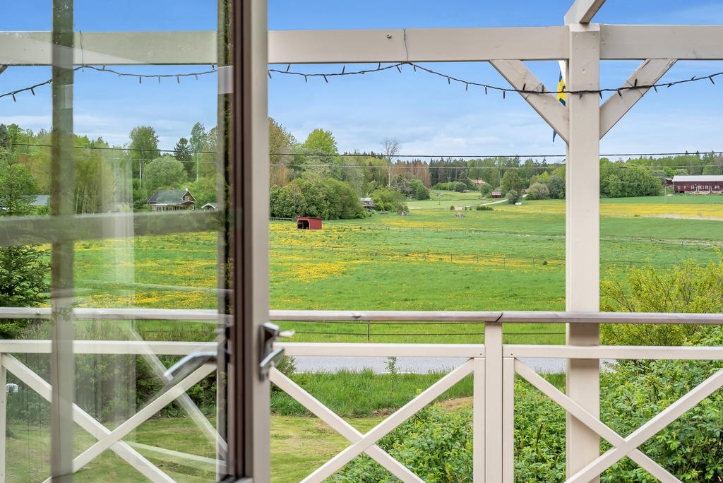 Utsikt från den härliga altanen i högt fritt läge. 