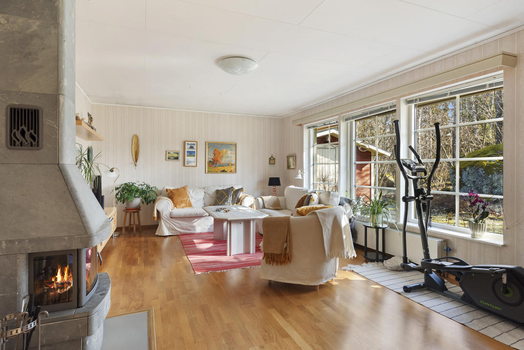 Vardagsrummet med fin ljus. 