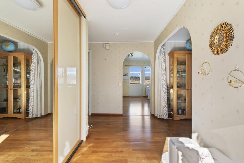 Hall med praktisk förvaring. 