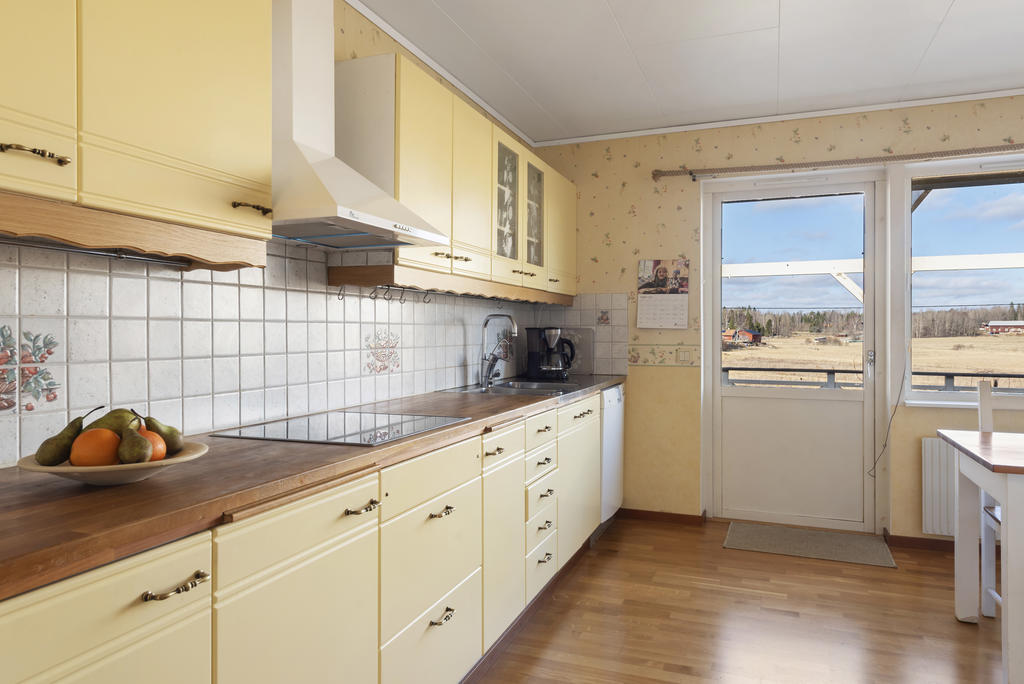 Kök med utgång till altanen . 