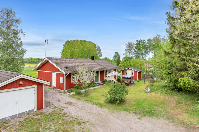 Exteriör. Vackert utsikt och praktiskt garage. 