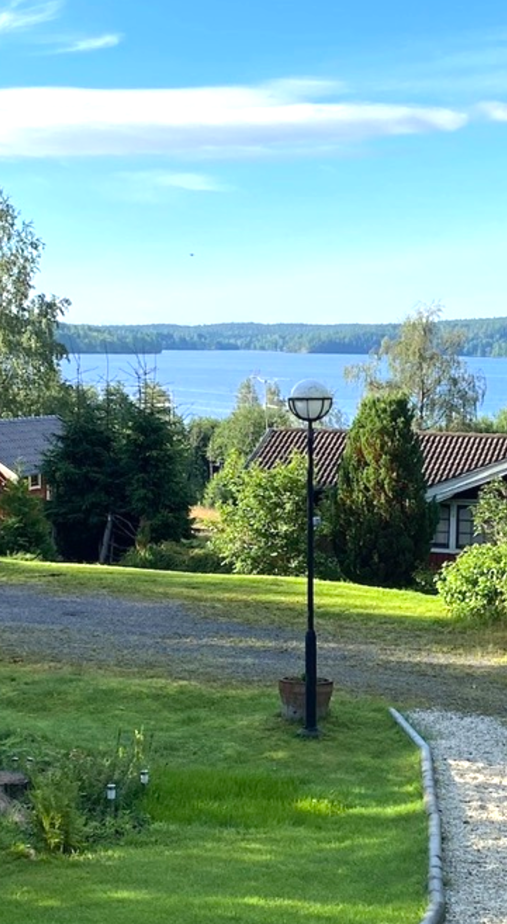 Vacker sjöutsikt över Teåkersjön från bostaden. 