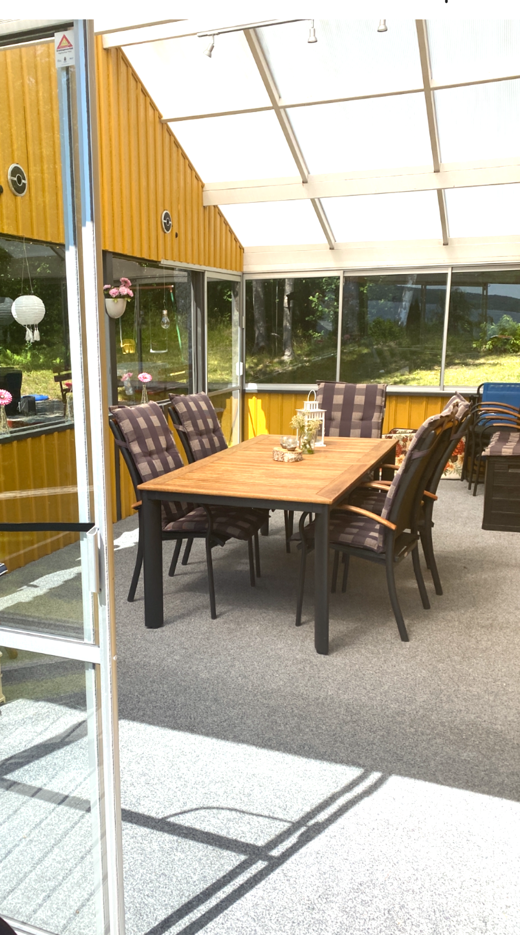 Trivsamt uterum med plats för utemöbler.