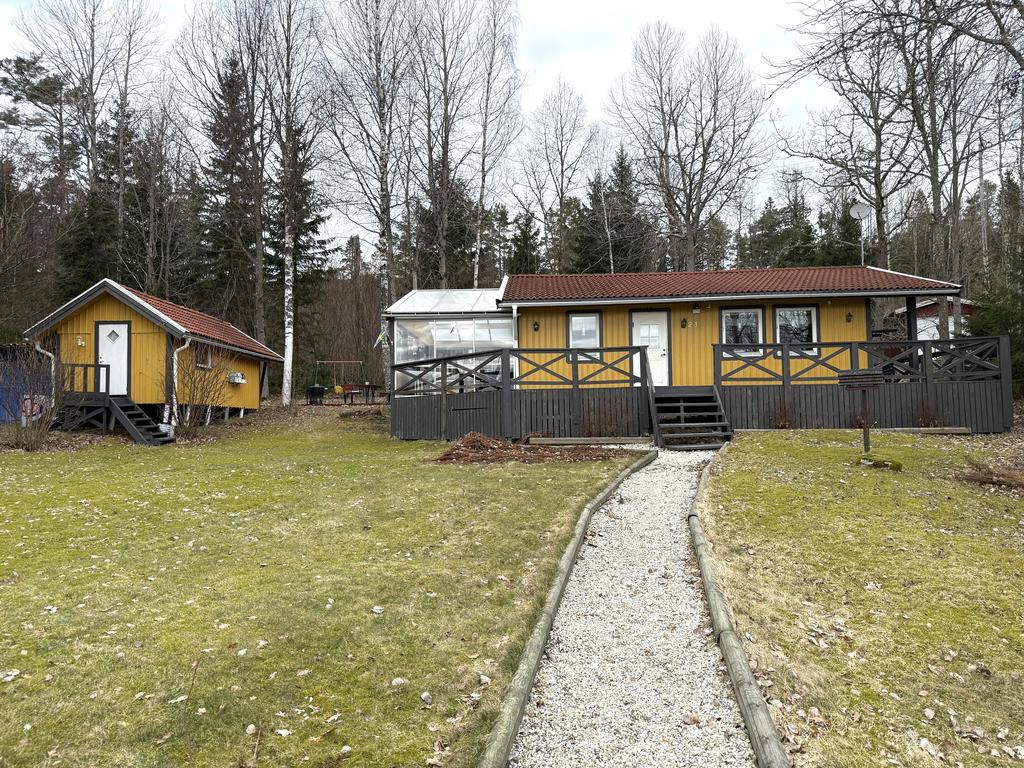 Välkommen till Skurvåsvägen 21! Ett trivsamt fritidshus med vacker sjöutsikt över Teåkersjön! 