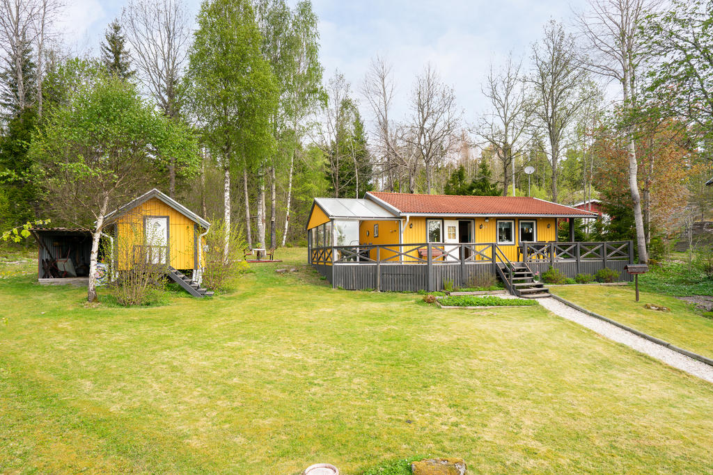 Välkommen till Skurvåsvägen 21! Ett trivsamt fritidshus med vacker sjöutsikt över Teåkersjön! 
