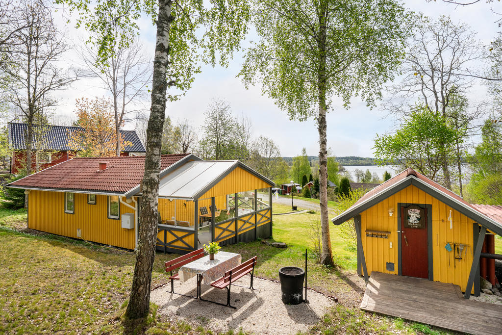 Fint belägen med utsikt mot sjön. 