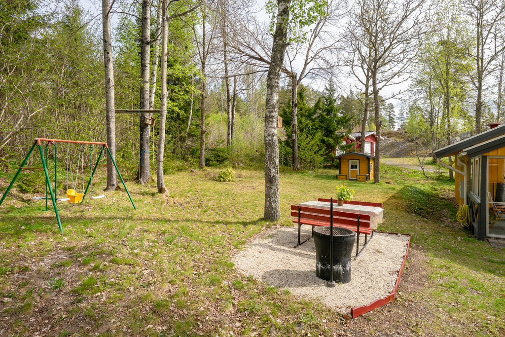 Rymlig trädgårdstomt med gott om plats för sociala aktiviteter.