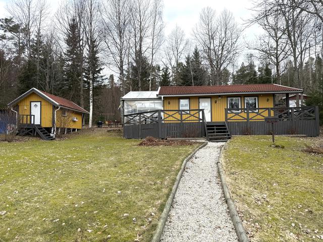 Välkommen till Skurvåsvägen 21! Ett trivsamt fritidshus med vacker sjöutsikt över Teåkersjön! 