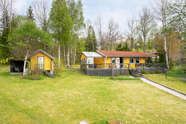 Välkommen till Skurvåsvägen 21! Ett trivsamt fritidshus med vacker sjöutsikt över Teåkersjön! 