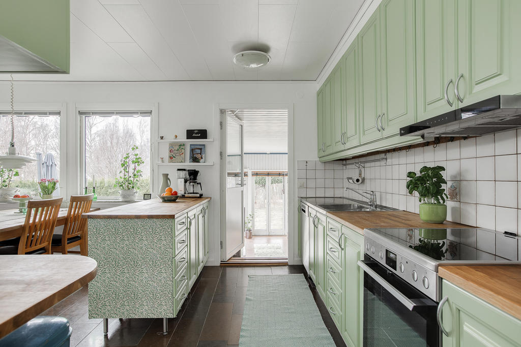 Köket med utgång samt matplats