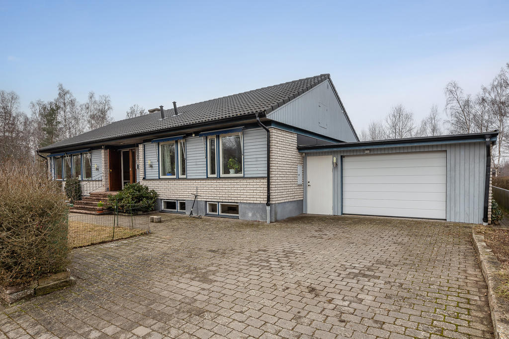 Uppfart för bilar + garaget