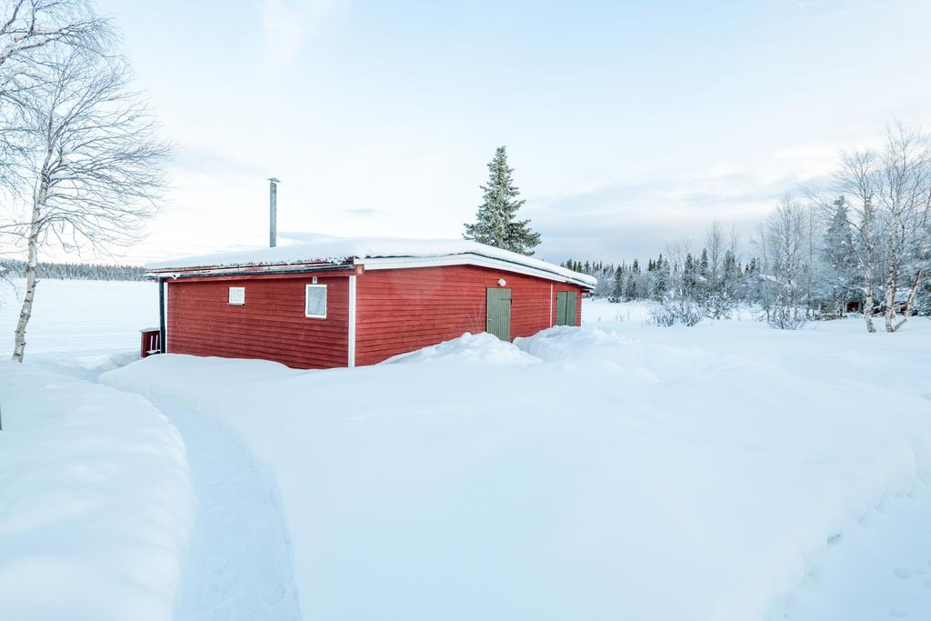 Bastubyggnad vid sjön