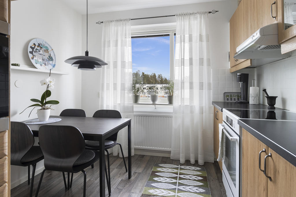 Kök med plats för matbord