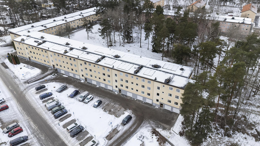 Entrésidan med parkeringar