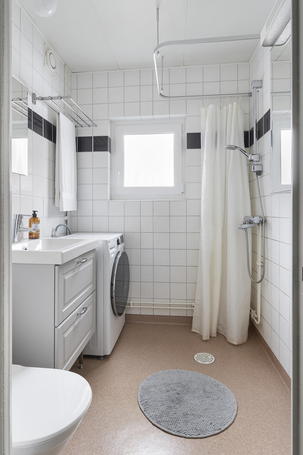 Badrum med kombinerad tvättmaskin och torktumlare