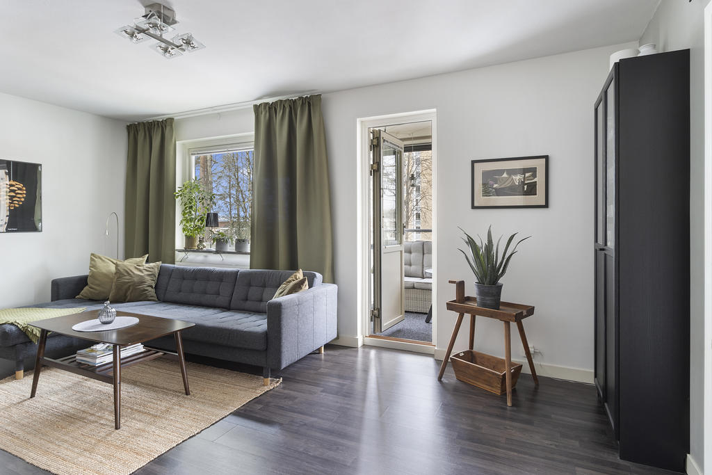 Vardagsrum med utgång till inglasad balkong