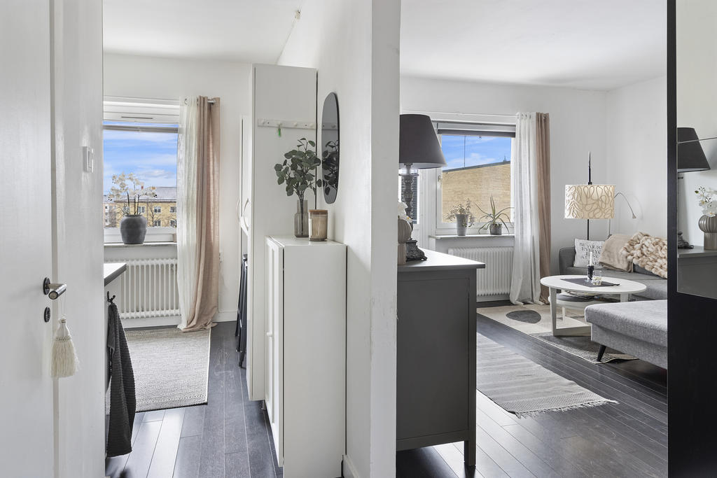 Hall in mot kök och allrum