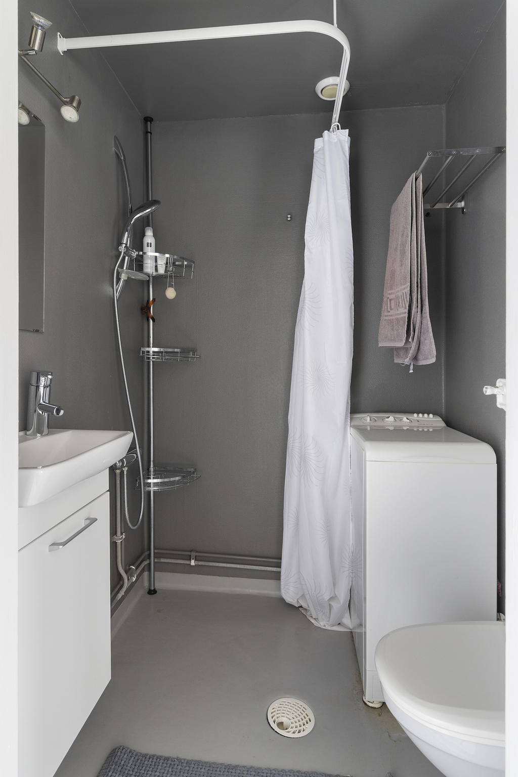 Badrum med tvättmaskin