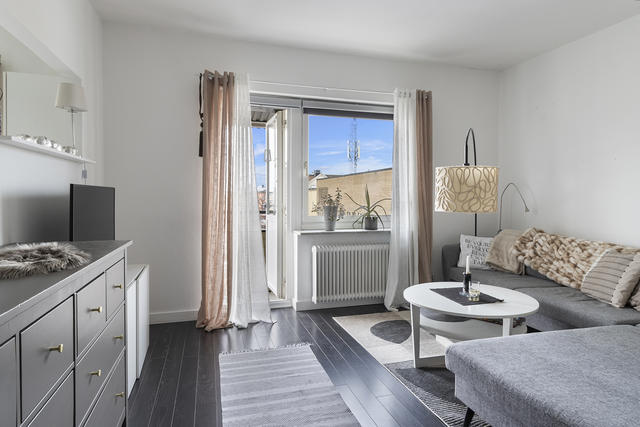 Vardagsrum med utgång till balkong