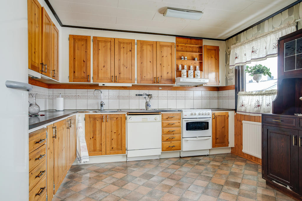 Det finns en extra uppsättning köksluckor i källaren