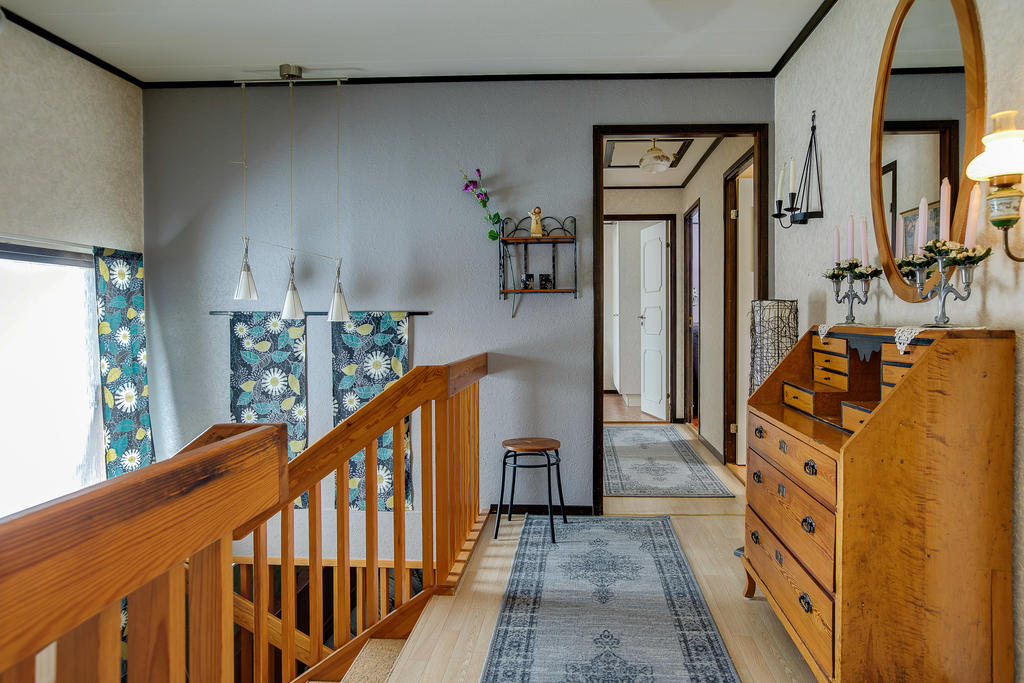 Den övre hallen som leder från köket till sovrummen