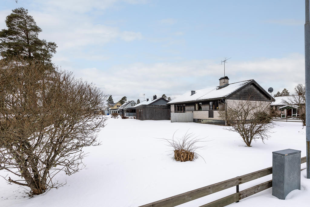 Hörntomt med gott om plats att bygga uterum om man önskar 