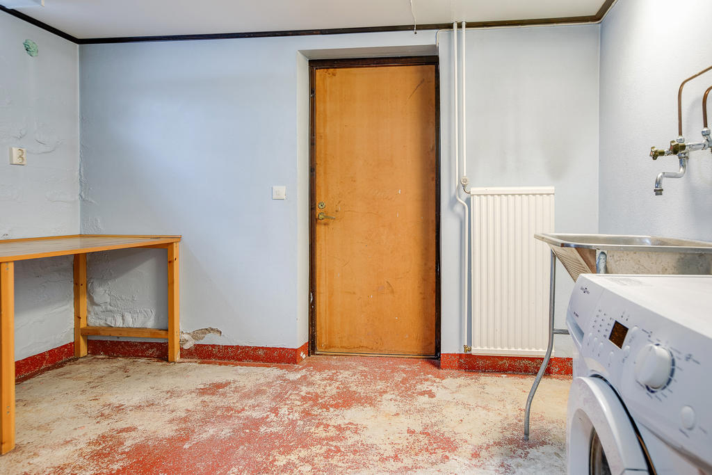 Tvättstuga med dörr som leder till garaget