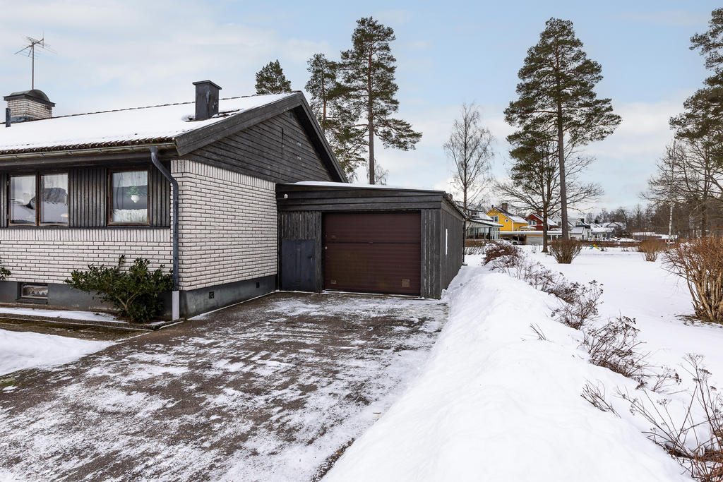 Garageuppfart med plats för ytterligare en bil