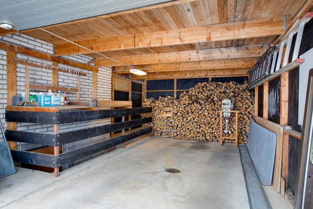 Bekvämt med vidbyggt garage som nås inifrån