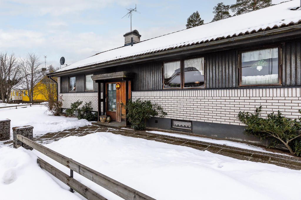 Stensatt gång vid entrén