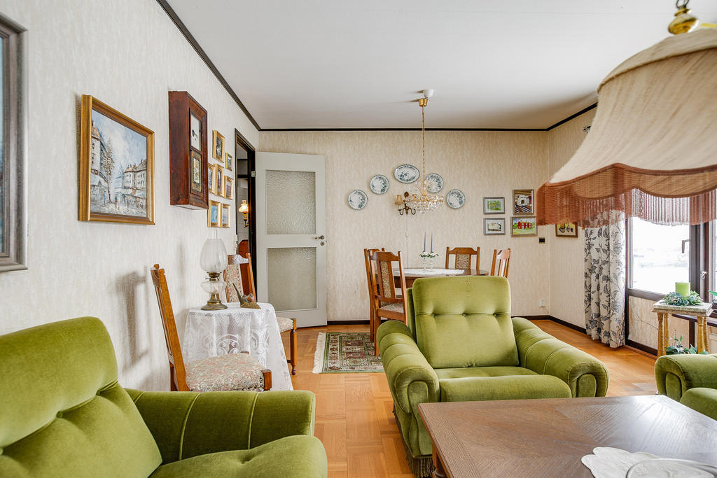 Vardagsrum som är stort nog att rymma både matsalsbord och soffgrupp