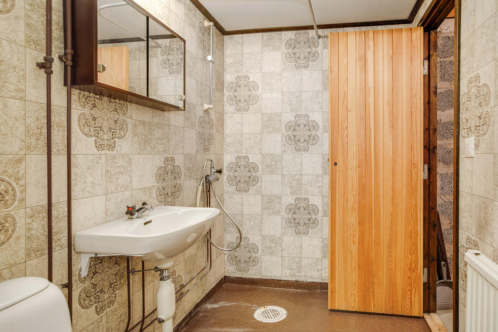 Duschrum i källaren där det finns en oinredd  bastu