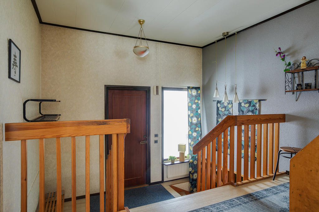 Vy från den övre hallen mot entrédörren