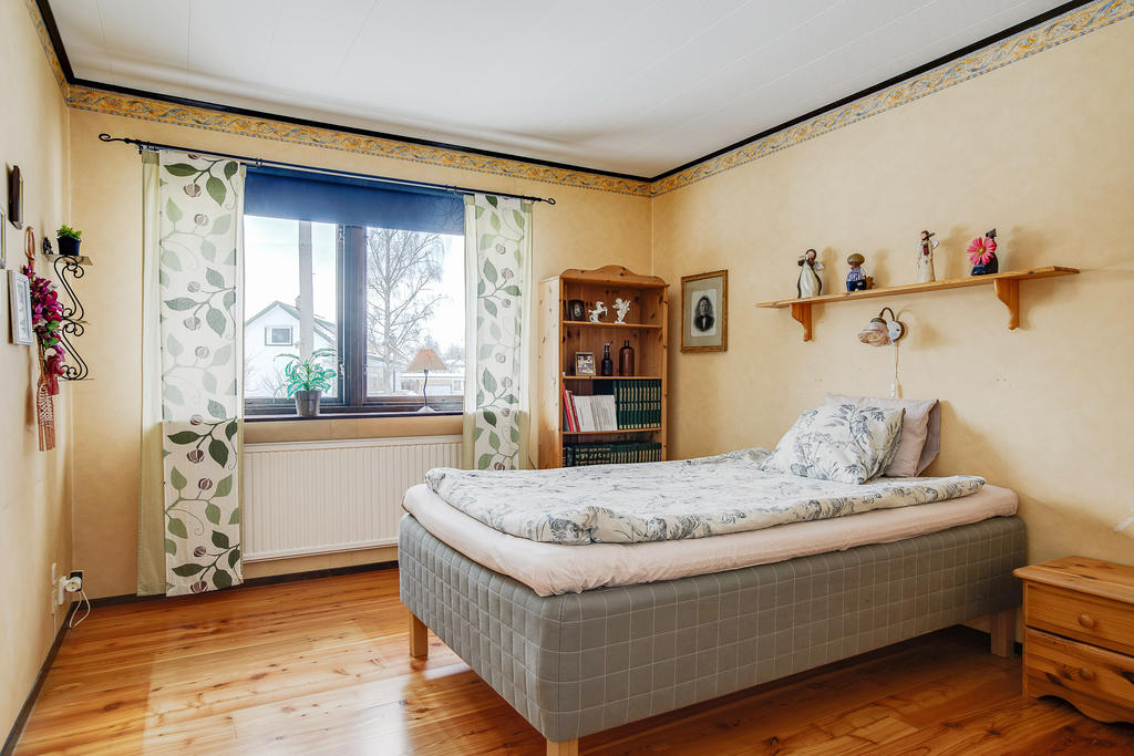 Sovrum med plats för dubbelsäng 