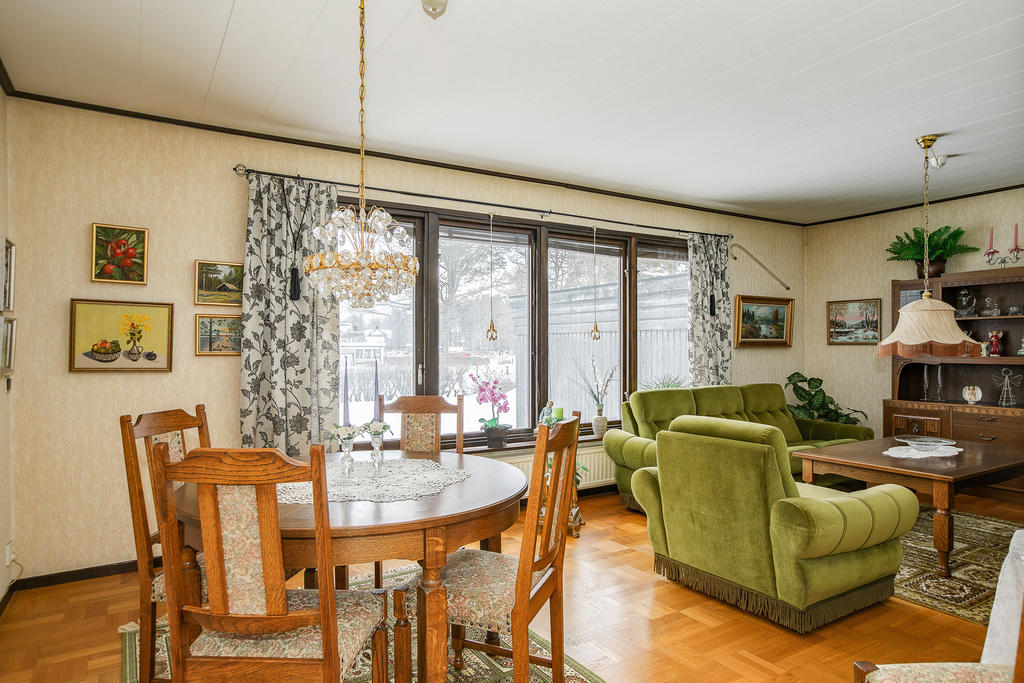 Vardagsrum med utgång till trädgården