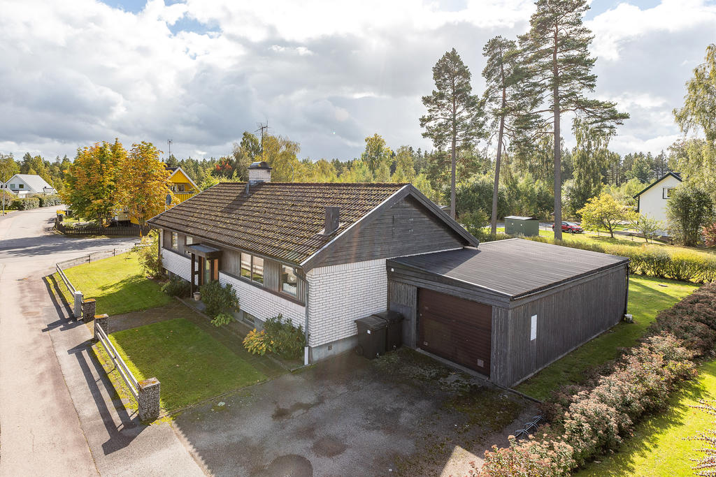 Garage och uppfart med plats för ytterligare en bil 